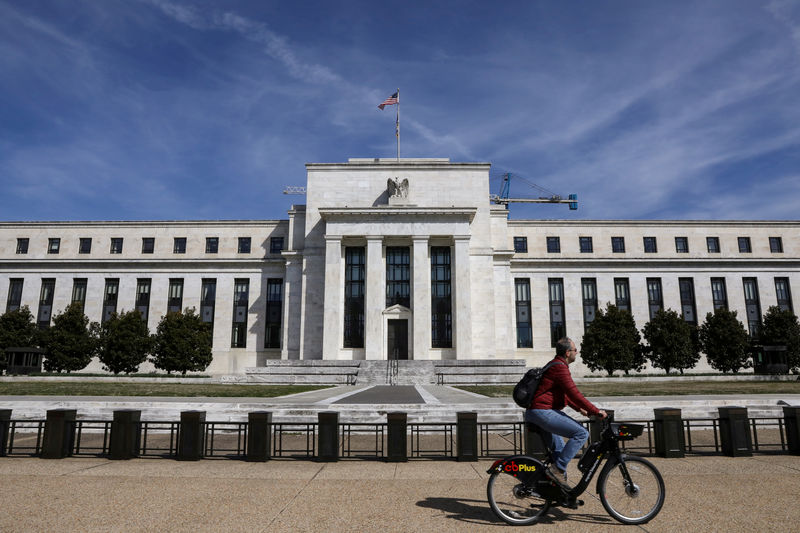 Lãi suất của Fed trong năm 2023 sẽ không giảm mà xoay quanh con số 5% hoặc hơn 5% một chút. Như vậy, những kỳ họp sắp tới sẽ vẫn tiếp tục là mức tăng 0,25% nữa và neo ở mức cao như vậy
