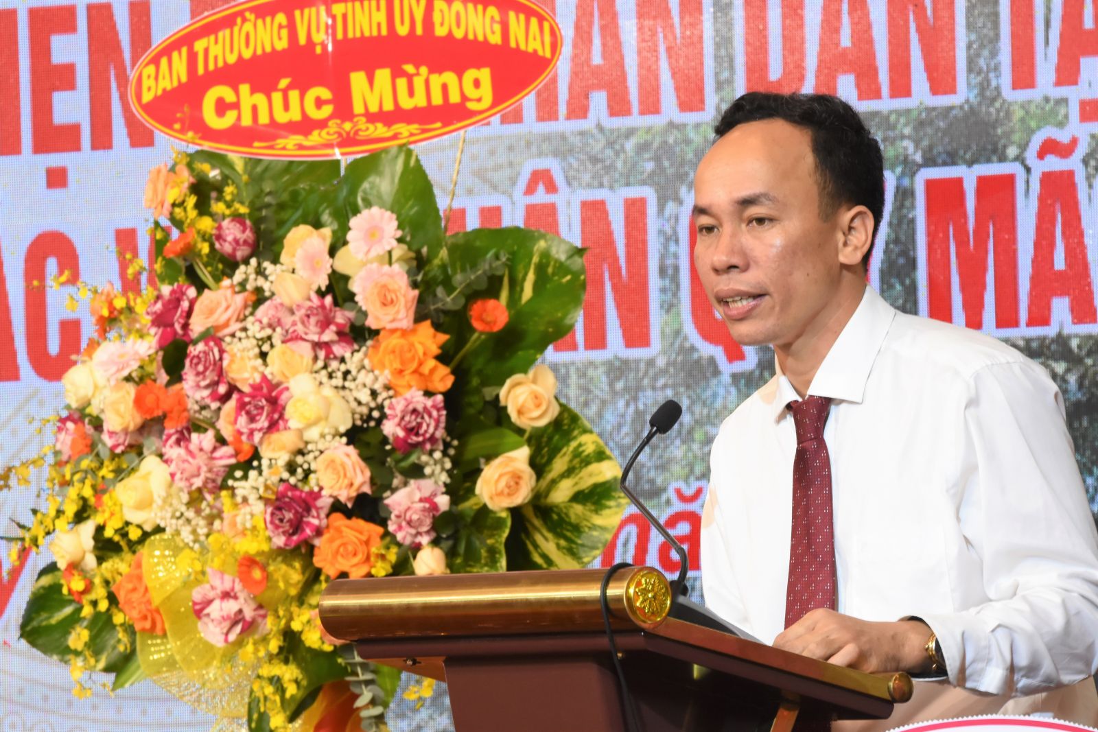 Nhà báo Nguyễn Thiên Vương - Trưởng Văn phòng đại diện Báo Nhân Dân tại tỉnh Đồng Nai phát biểu tại buổi lễ