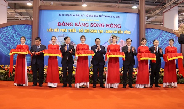 Thủ tướng Chính Phủ Phạm Minh Chính cùng Bí thư Thành ủy Hà Nội Đinh Tiến Dũng và các đồng chí lãnh đạo cắt bằng khai mạc triển lãm