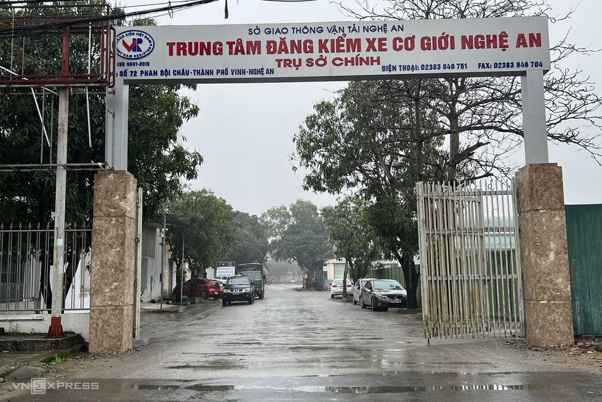 Trung tâm đăng kiểm xe cơ giới đường bộ cơ sở đăng kiểm 37-01S trên đường Phan Bội Châu, Tp Vinh, một trong 02 cơ sở bị khám xét