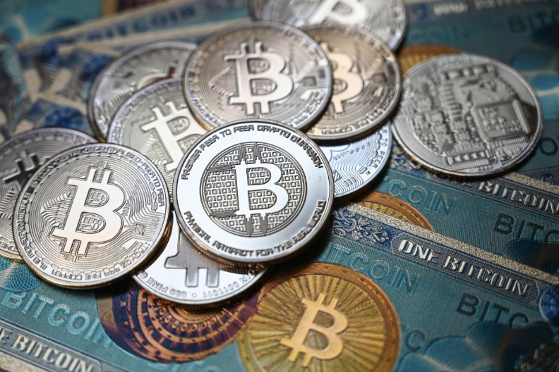 Bitcoin giao dịch ở mức 21.848 USD/BTC và giữ quanh mức này tính đến tối ngày12/2