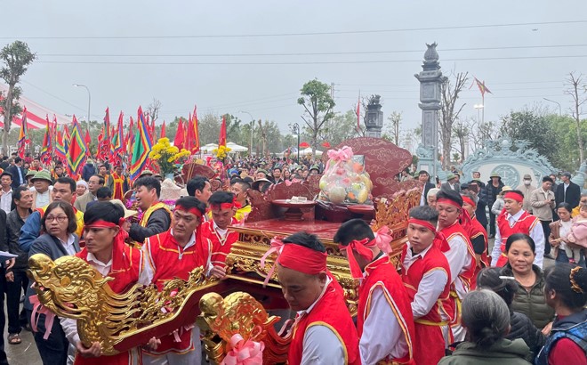 Trước khi khai hội Tản Viên Sơn Thánh, địa phương tổ chức trang trọng nghi lễ rước kiệu liên vùng dâng lễ bái tế Đức mẫu Thánh Tản tại đền Mẫu Lăng Sương (huyện Thanh Thủy, tỉnh Phú Thọ) và rước kiệu lễ, hạ lộc từ đền Lăng Sương về đền Hạ (huyện Ba Vì, Hà Nội)