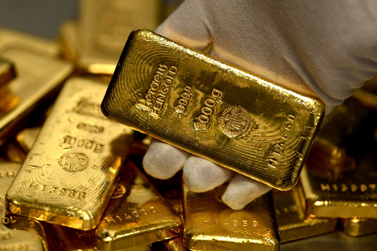 Giá vàng hôm nay giảm ở cả hai thị trường trong nước và quốc tế.