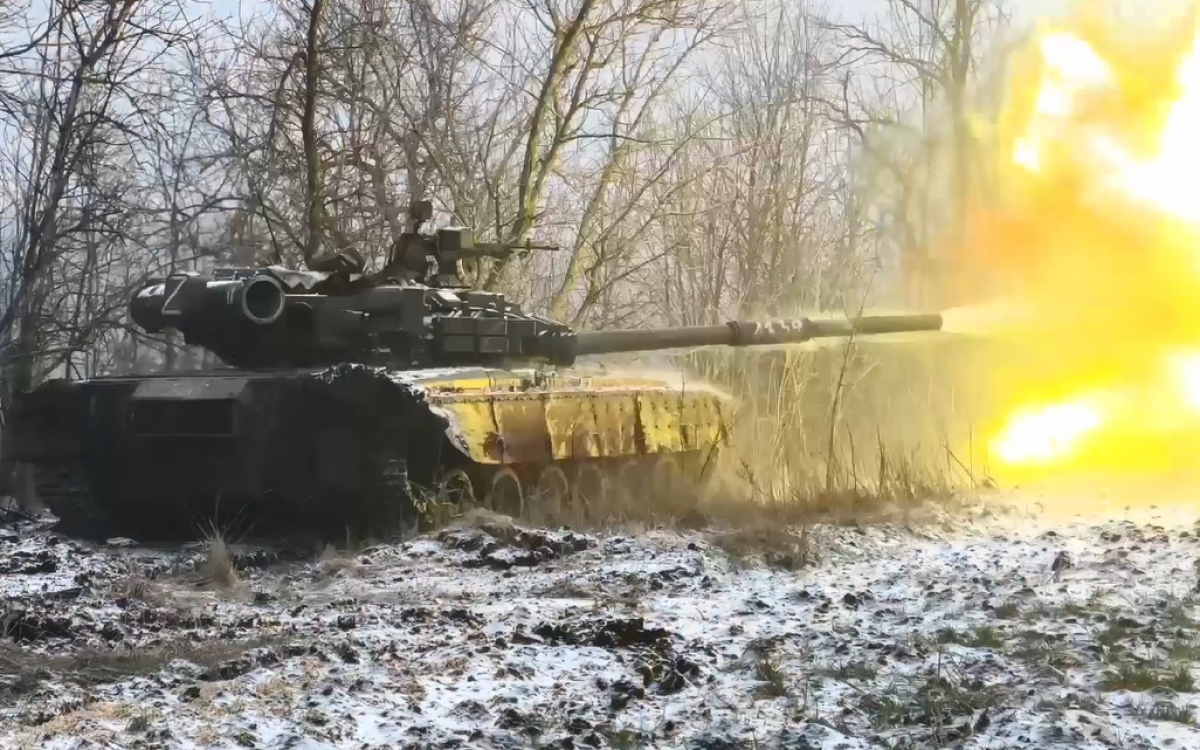 Xe tăng Nga nã pháo trên chiến trường Ukraine. Ảnh: Military ops.
