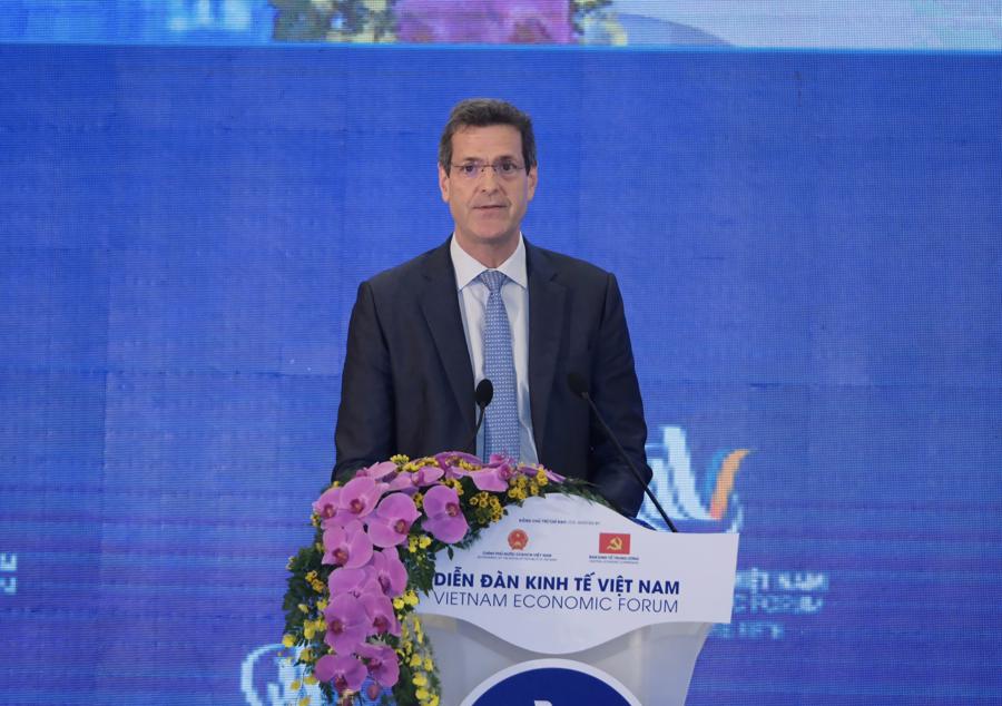 Ông Andrew Jeffries, Giám đốc quốc gia Ngân hàng Phát triển châu Á (ADB) tại Việt Nam: "Năm 2023, những cơn gió ngược đang xuất hiện, bao gồm việc thắt chặt tiền tệ, nhu cầu toàn cầu suy yếu với hàng xuất khẩu của Việt Nam và những bất thường trên thị trường trái phiếu. Do đó, các phản ứng chính sách của Việt Nam cần hướng tới sự cân băng giữa kiềm chế lạm phát và duy trì tăng trưởng kinh tế, đồng thời đảm bảo sự vận hành của hệ thống tài chính".