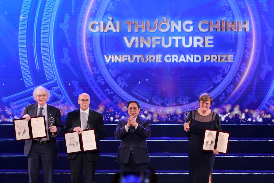 Thủ tướng Phạm Minh Chính trao Giải thưởng cao nhất trị giá 3 triệu đô la Mỹ cho 3 nhà khoa học Katalin Kariko, Drew Weissman (Mỹ) và Pieter Cullis (Canada). (Ảnh: PV/Vietnam+) tại Lễ trao giải VinFuture lần thứ nhất diễn ra tối ngày 20/1/2021. 