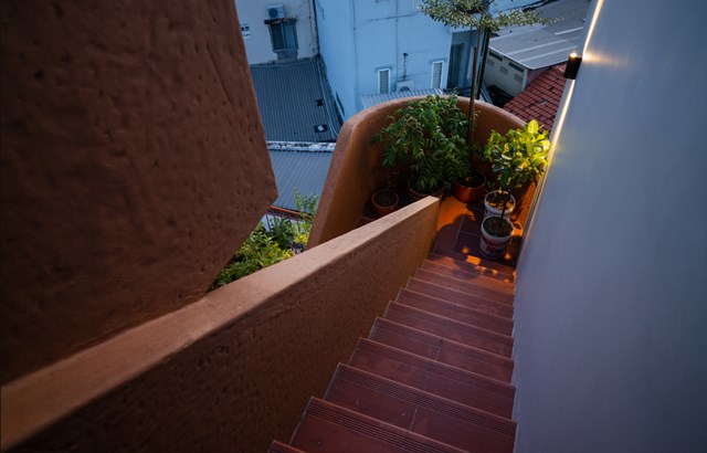 Không gian được kết thúc bằng hệ thống cầu thang lên sân thượng. Vị trí giao trên cầu thang được bố trí các chậu cây để tăng thêm mảng xanh cho ngôi nhà.