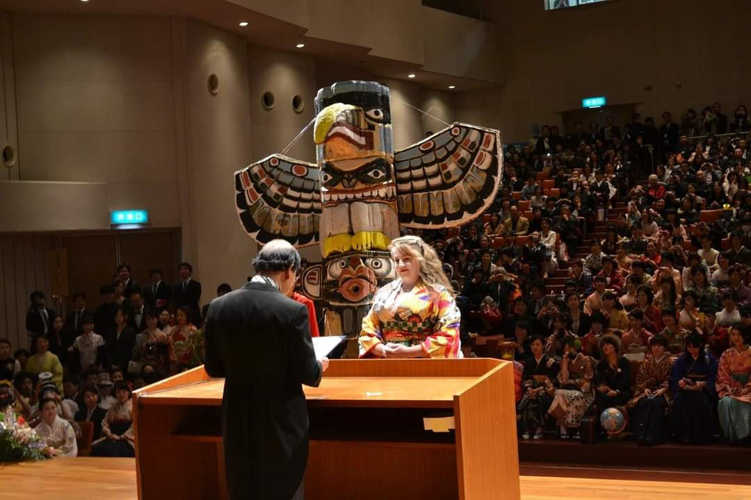 Dân mạng cười xỉu với những pha cosplay trong ngày tốt nghiệp của sinh viên ĐH Nghệ thuật Kyoto - Ảnh 2.