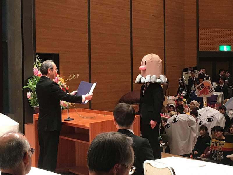 Dân mạng cười xỉu với những pha cosplay trong ngày tốt nghiệp của sinh viên ĐH Nghệ thuật Kyoto - Ảnh 4.