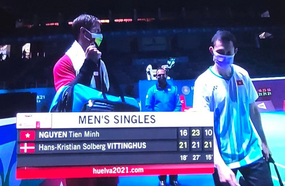 Tiến Minh (phải) dù rất cố gắng nhưng đành gác vợt trước Vittinghus sau ba set.