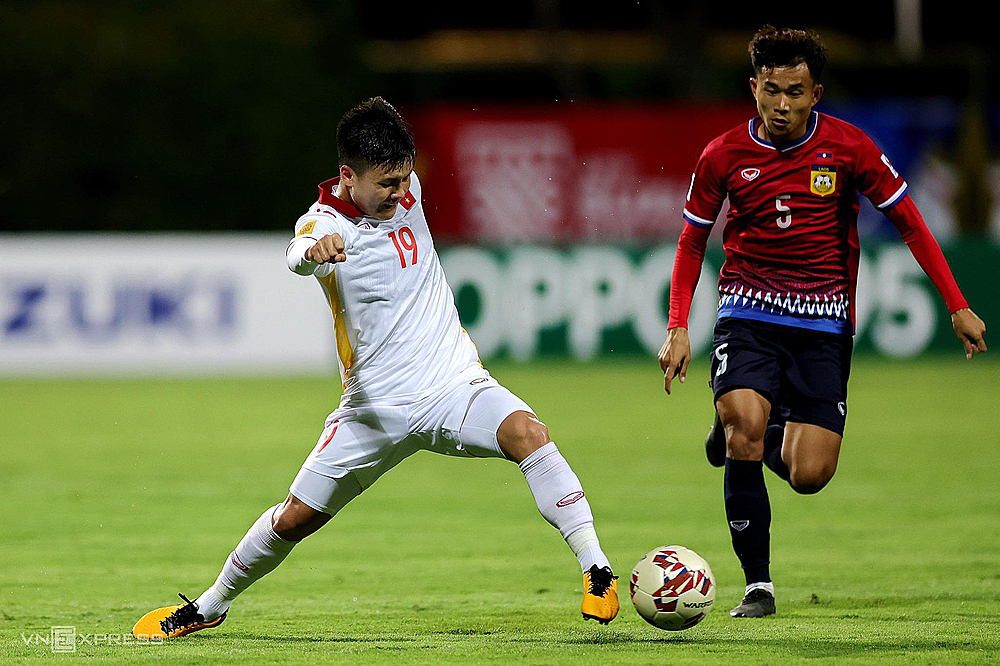 Quang Hải vào sân ở hiệp hai trận thắng Lào 2-0 trận ra quân AFF Cup 2020 tại Singapore. Ảnh: Leo Shengwei