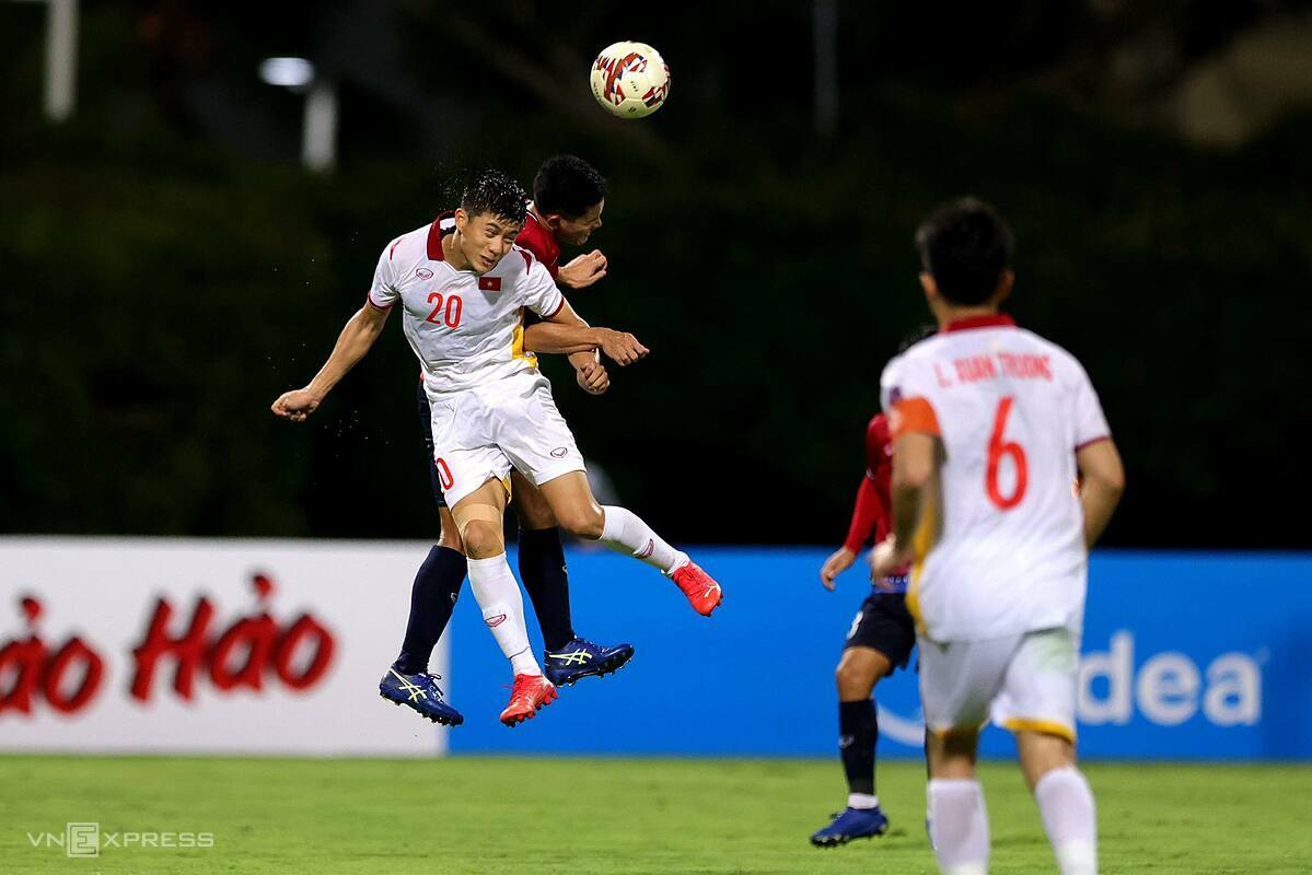 Phan Văn Đức đánh đầu ghi bàn ấn định chiến thắng 2-0 cho Việt Nam trước Lào ở AFF Cup 2020. Ảnh: Leo Shengwei