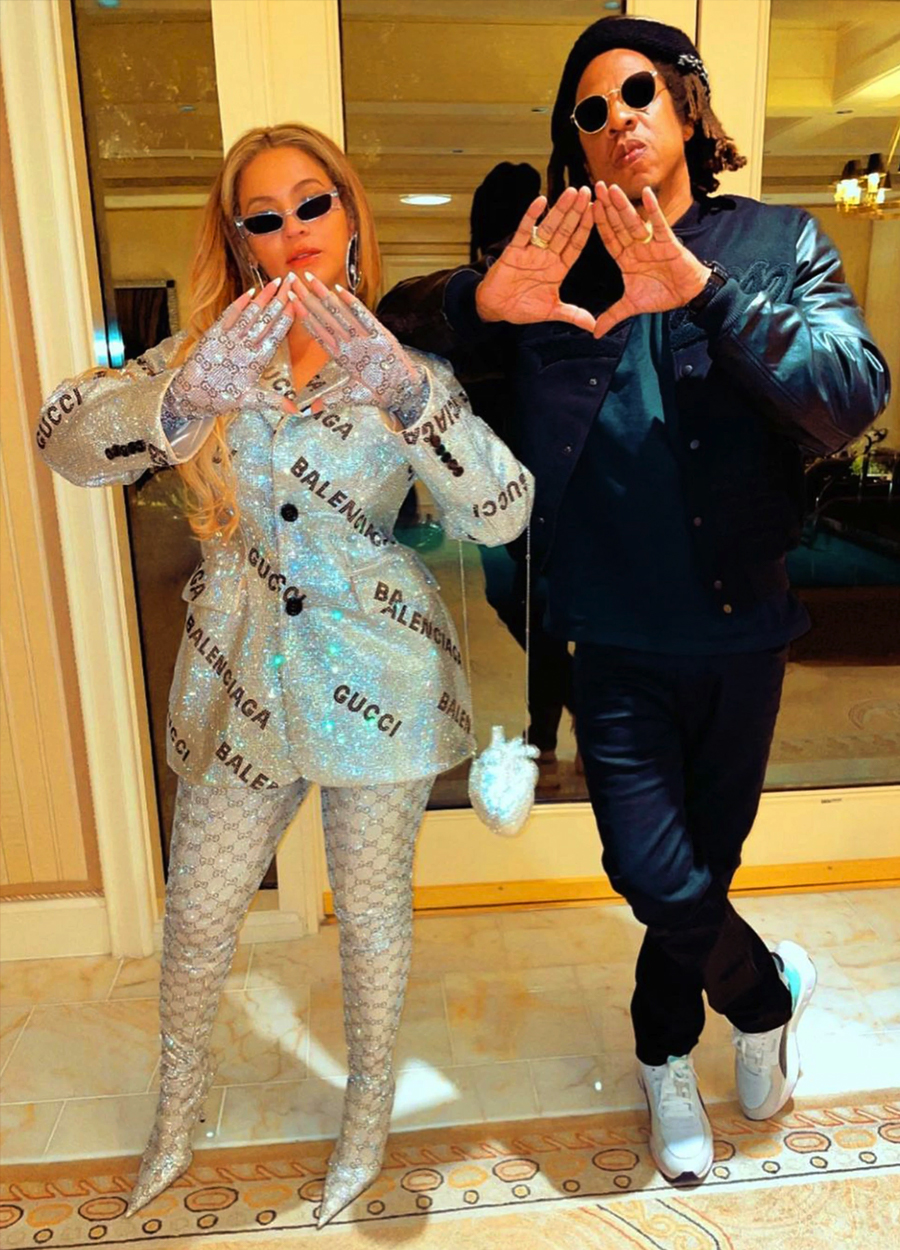 Ca sĩ Beyonce (trái) diện suit đính kim cương trong bộ sưu tập của Gucci kết hợp với Balenciaga trong buổi đi chơi với chồng Jay-Z hôm 8/12. Ảnh: Beyonce Instagram