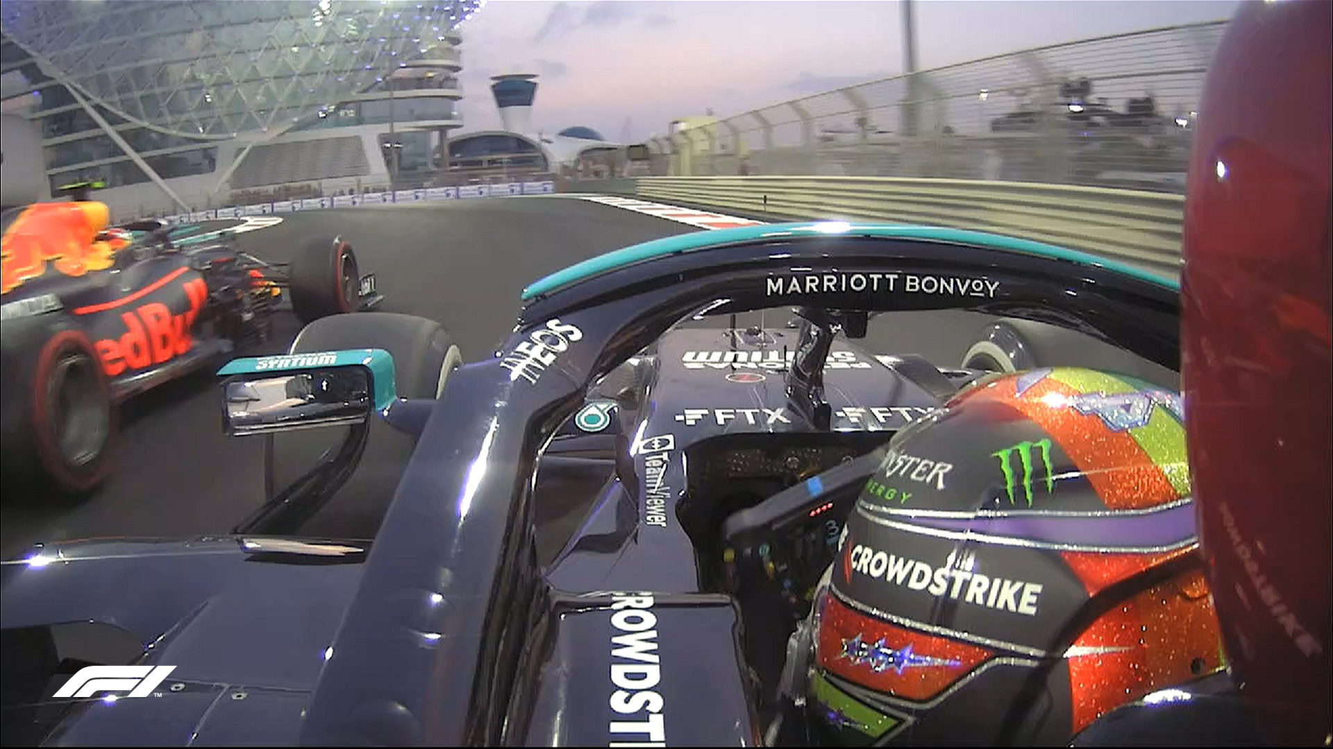 Perez (trái) xuất thần trong vai trò kỳ đà cản mũi Hamilton. Trong ảnh là khoảnh khắc tay đua Red Bull tăng tốc vượt Hamilton ở một góc cua. Ảnh: chụp màn hình