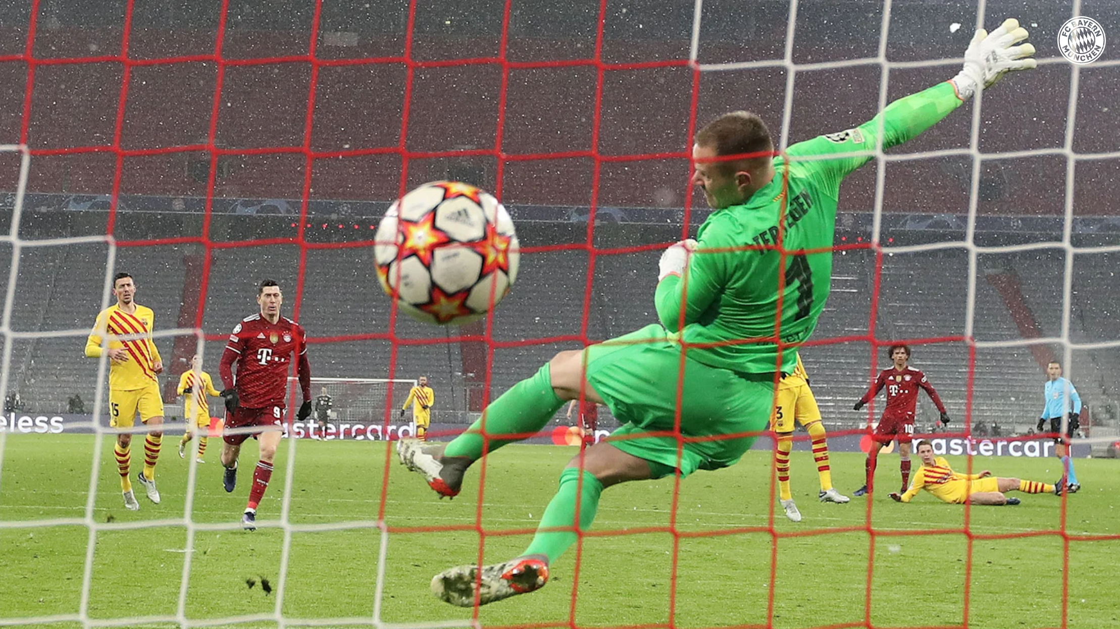 Thủ môn Ter Stegen không cản được cú sút xa của Sane trong tình huống Bayern nâng tỷ số lên 2-0 ở cuối hiệp một trận đấu tại Allianz hôm 8/12. Ảnh: FC Bayern