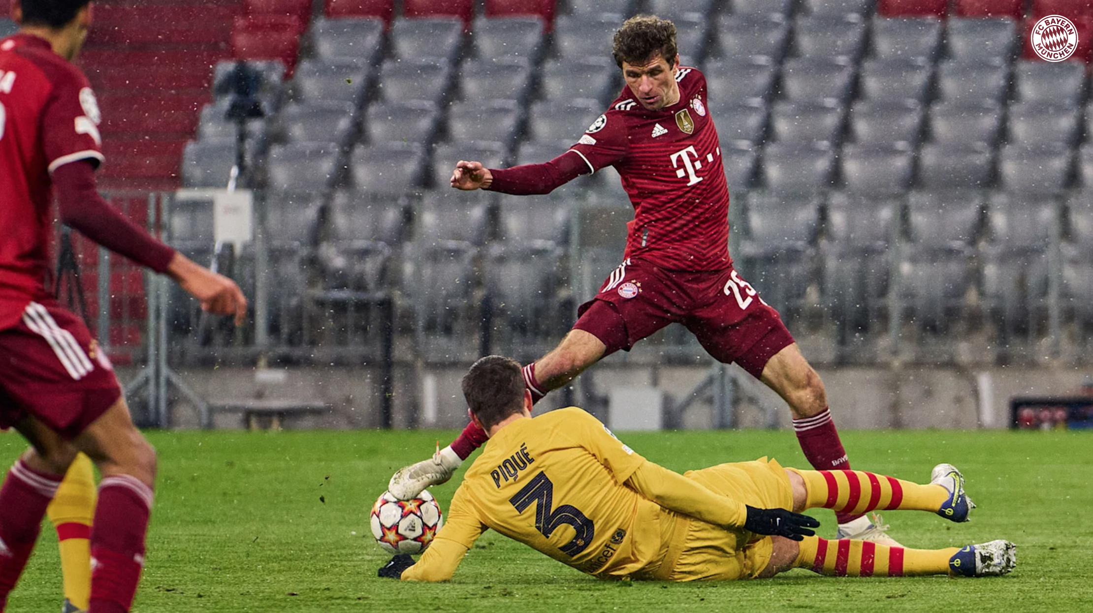 Muller trong pha thoát khỏi cú tắc bóng của Pique khi Bayern hạ Barca 3-0 trên sân Allianz, Munich hôm 8/12. Ảnh: FC Bayern