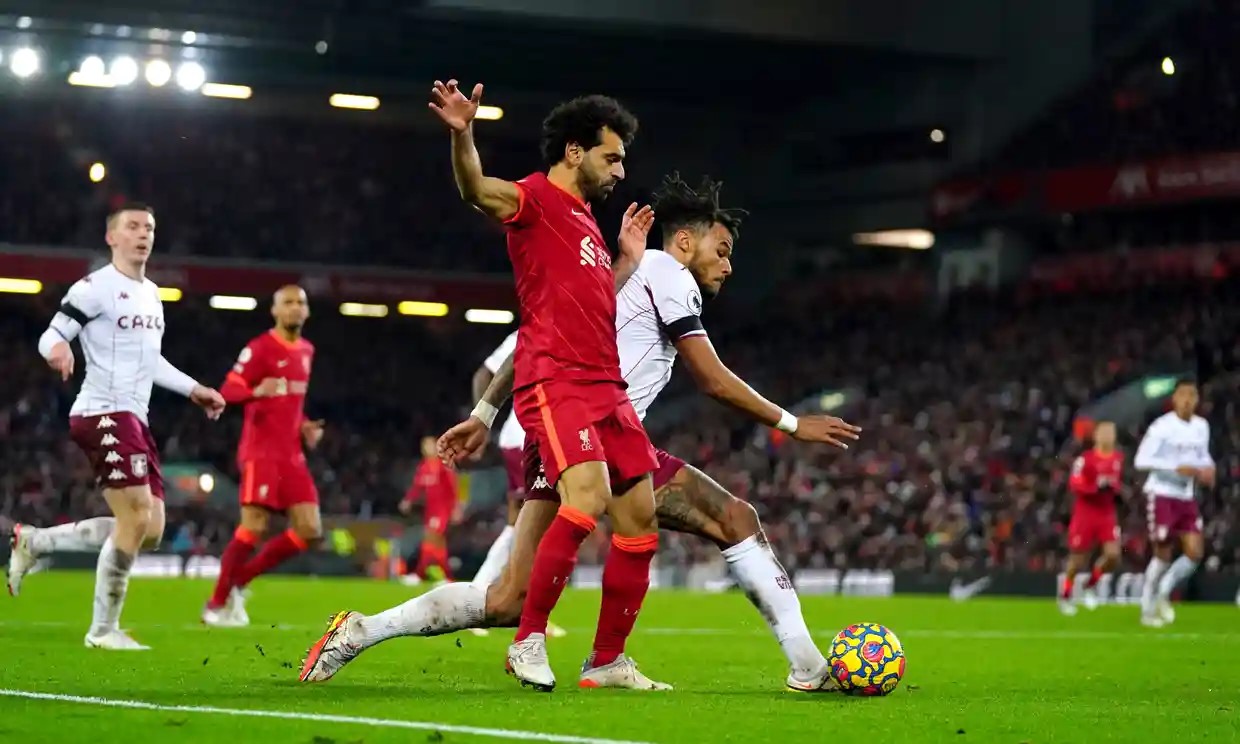 Tyron Mings phạm lỗi với Salah, dẫn đến quả phạt đền cho Liverpool. Ảnh: PA.