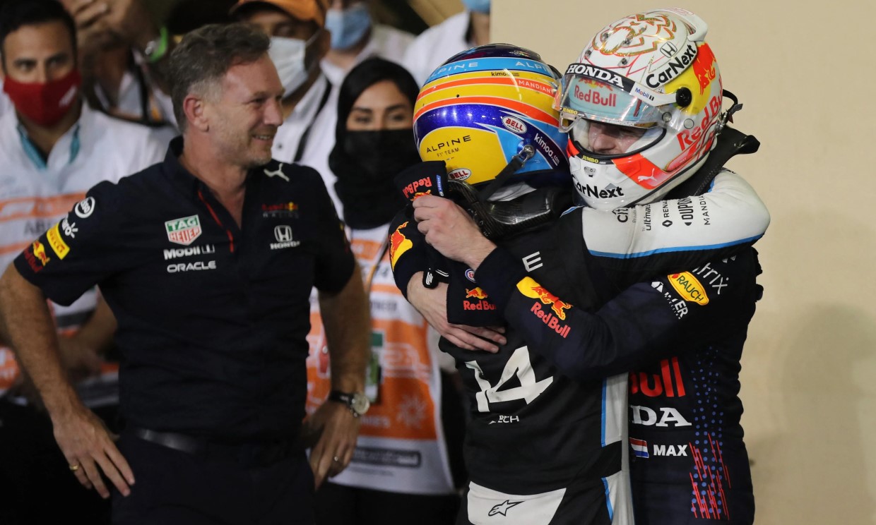Verstappen ôm Perez sau khi về nhất Abu Dhabi GP hôm 12/12. Ảnh: AP.