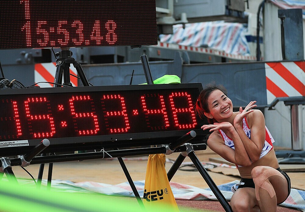 Nguyễn Thị Oanh ăn mừng kỷ lục quốc gia 5000m trên SVĐ Quốc gia Mỹ Đình ngày 10/12. Ảnh: Nguyễn Sơn