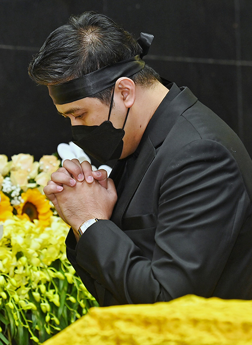 Nghệ sĩ Bùi Công Dung tại tang lễ nhạc sĩ Phú Quang - bố vợ anh.