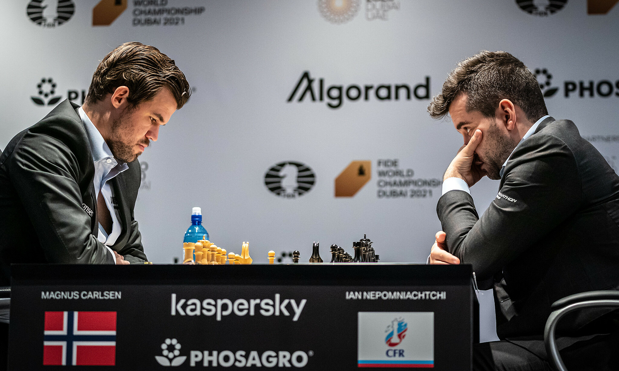 Nepomniachtchi (phảo) liếc nhìn Carlsen ở khai cuộc ván 10 chung kết cờ vua thế giới 2021 tại Dubai, UAE. Ảnh: FIDE