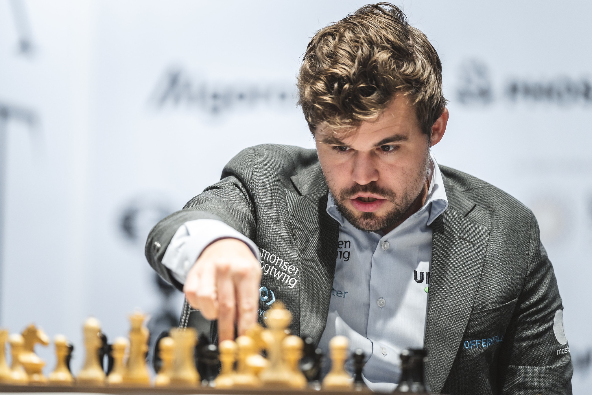 Với chiến thắng ở ván 11 trước Nepomniachtchi tại Dubai, UAE tối 10/12, Magnus Carlsen lần thứ tư bảo vệ ngôi Vua cờ, sau các năm 2014, 2016 và 2018. Ảnh: FIDE