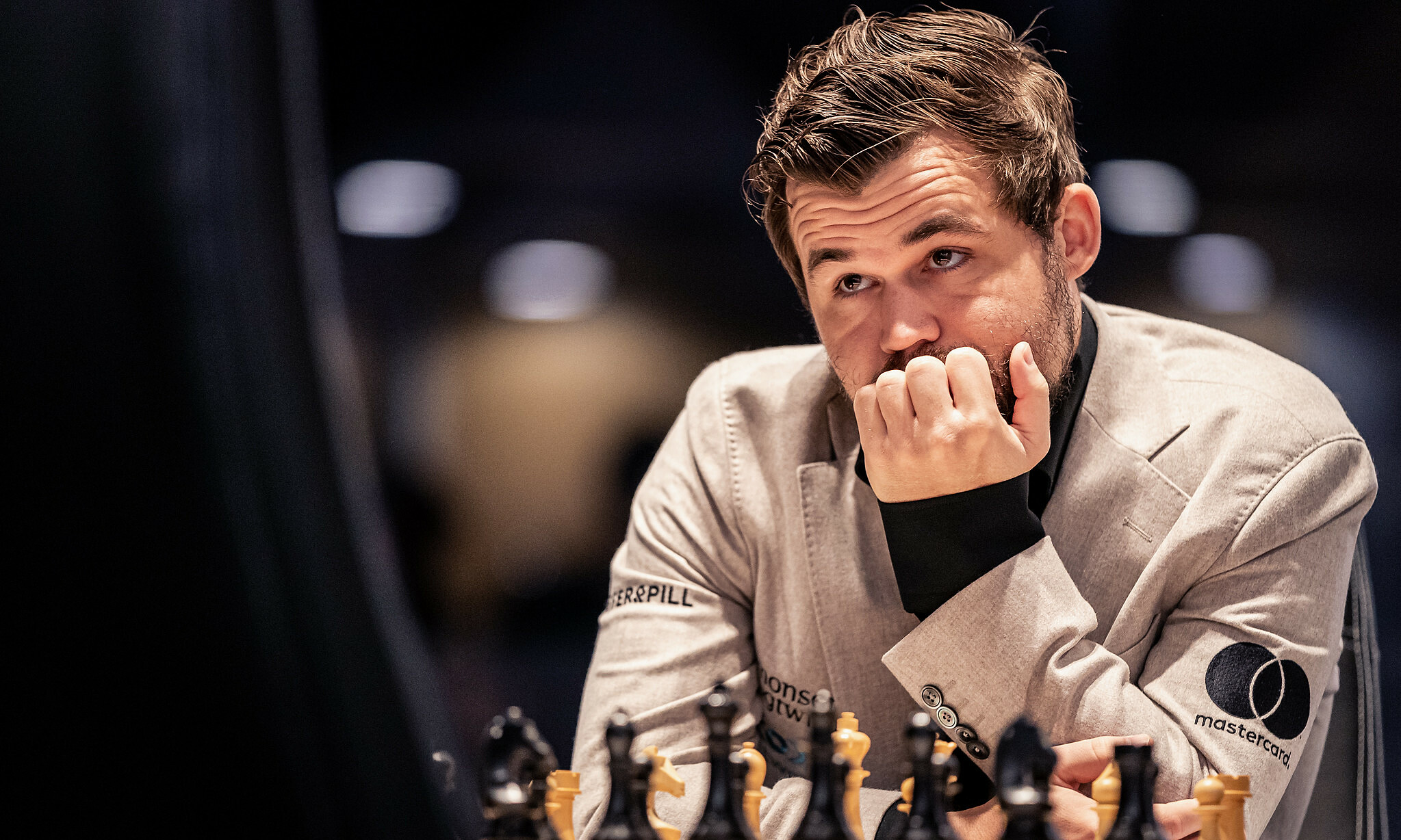 Carlsen suy nghĩ ở khai cuộc, khi anh thắng Nepomniachtchi ở ván 6 trận chung kết cờ vua thế giới 2021 tại Dubai, UAE hôm 3/12. Ảnh: FIDE