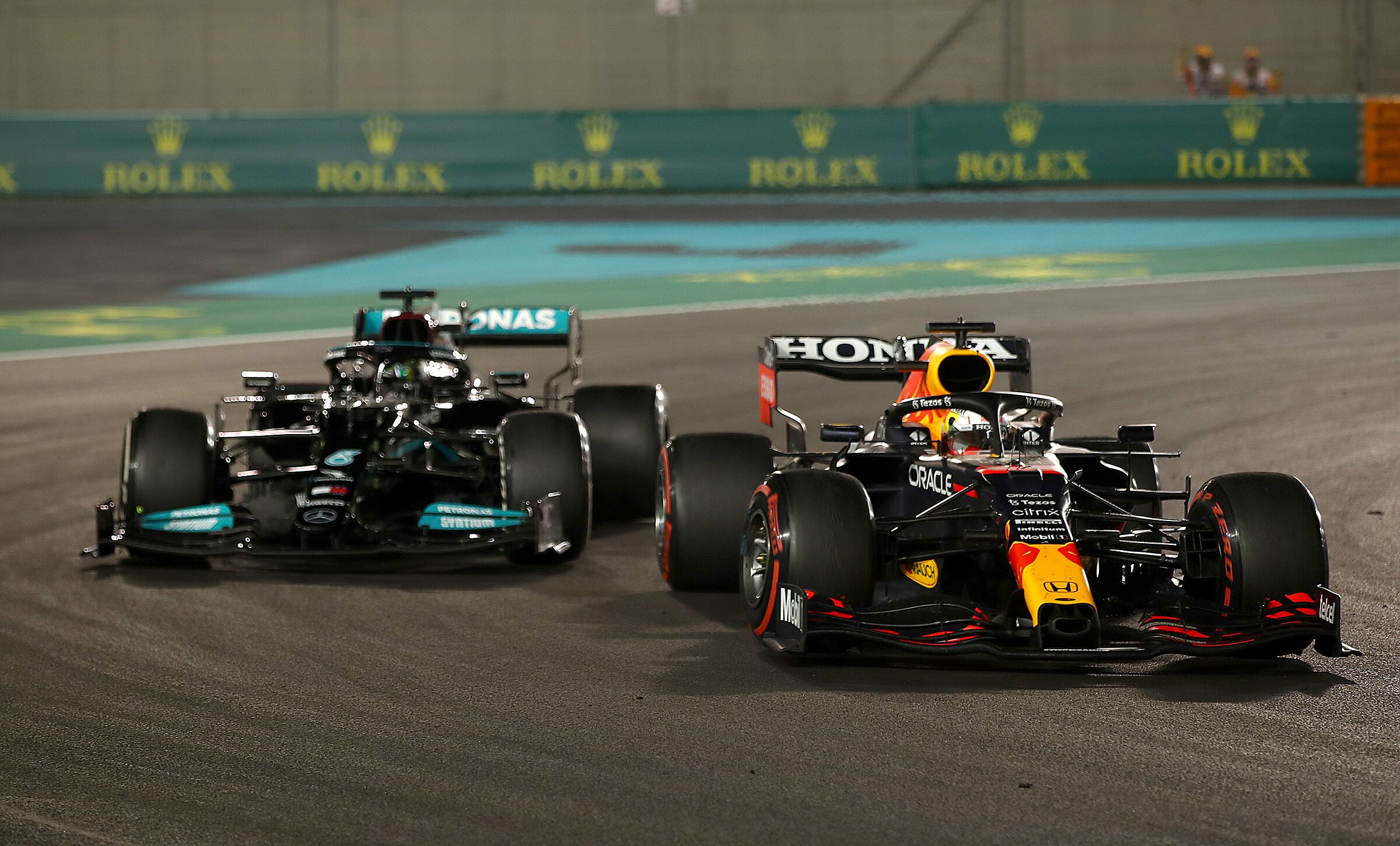 Khoảnh khắc Hamilton rớ lại phía sau và bất lực nhìn Verstappen về nhất. Ảnh: Twitter / Formula 1