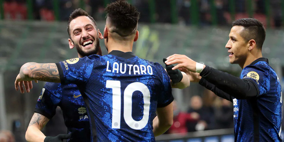 Hakan Calhanoglu, Lautaro và Alexis Sanchez (phải) là những người ghi bàn cho Inter hôm 12/12. Trong ảnh là khoảnh khắc Lautaro và Alexis chia vui với Calhanoglu sau bàn nâng tỷ số lên 3-0. Ảnh: ANSA