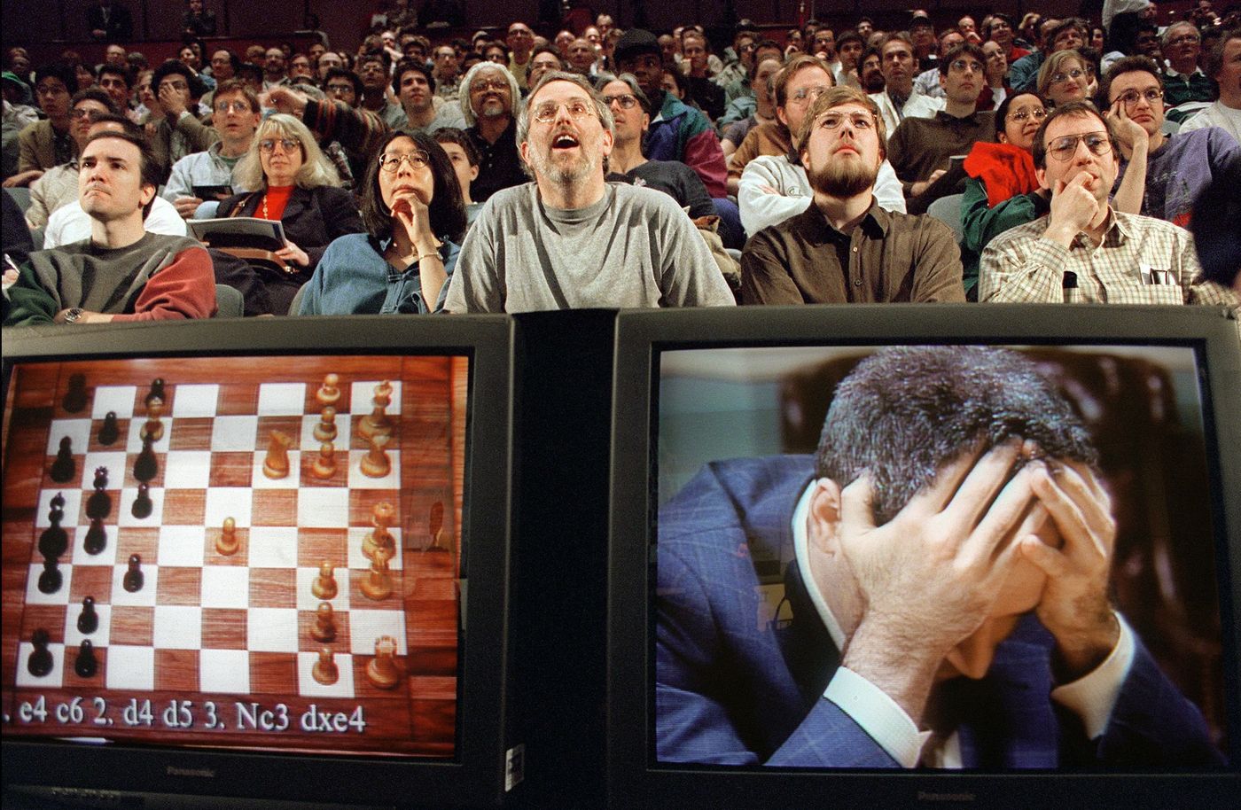 Khán giả xem Kasparov đấu trí với công cụ đánh cờ Deep Blue của IBM, tại New York, Mỹ năm 1997. Ảnh: AFP