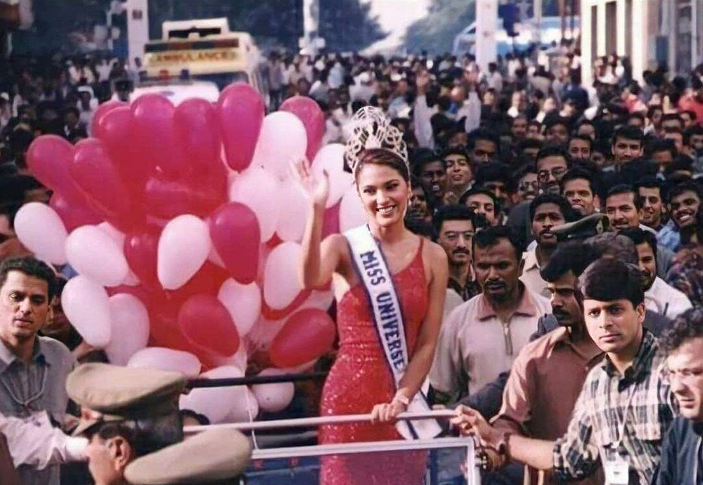 Người Ấn Độ chào đón khi Lara Dutta về nước, sau cuộc thi ở Cyprus năm 2000. Ảnh: India Today