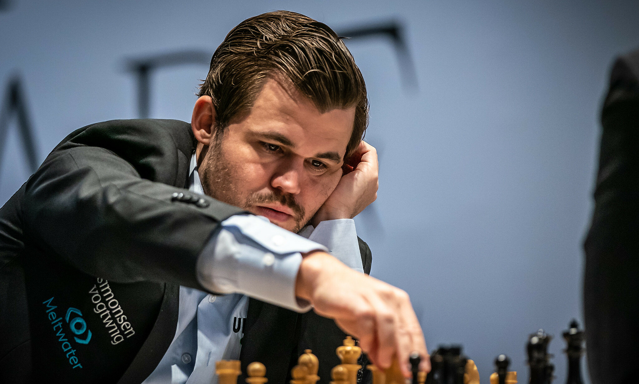 Carlsen hài lòng với ván hòa Nepomniachtchi hôm 8/12, ở trận chung kết cờ vua thế giới tại Dubai, UAE. Ảnh: FIDE