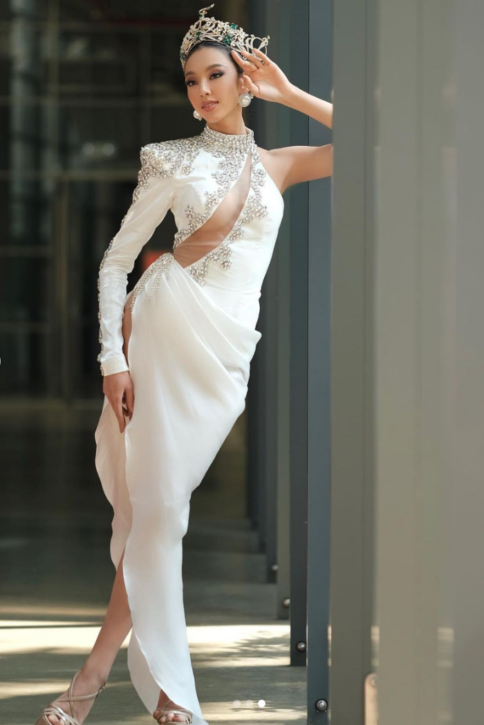Thùy Tiên diện váy xẻ lườn bất đối xứng của nhà thiết kế Tăng Thành Công trong ngày thứ hai giao lưu truyền thông Thái Lan sau đăng quang, 8/12.