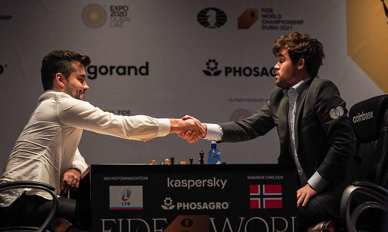 Cái bắt tay cuối cùng của trận đấu giữa Nepomniachtchi (trái) và Carlsen (phải), tại Dubai, UAE tối 10/12. Ảnh: FIDE