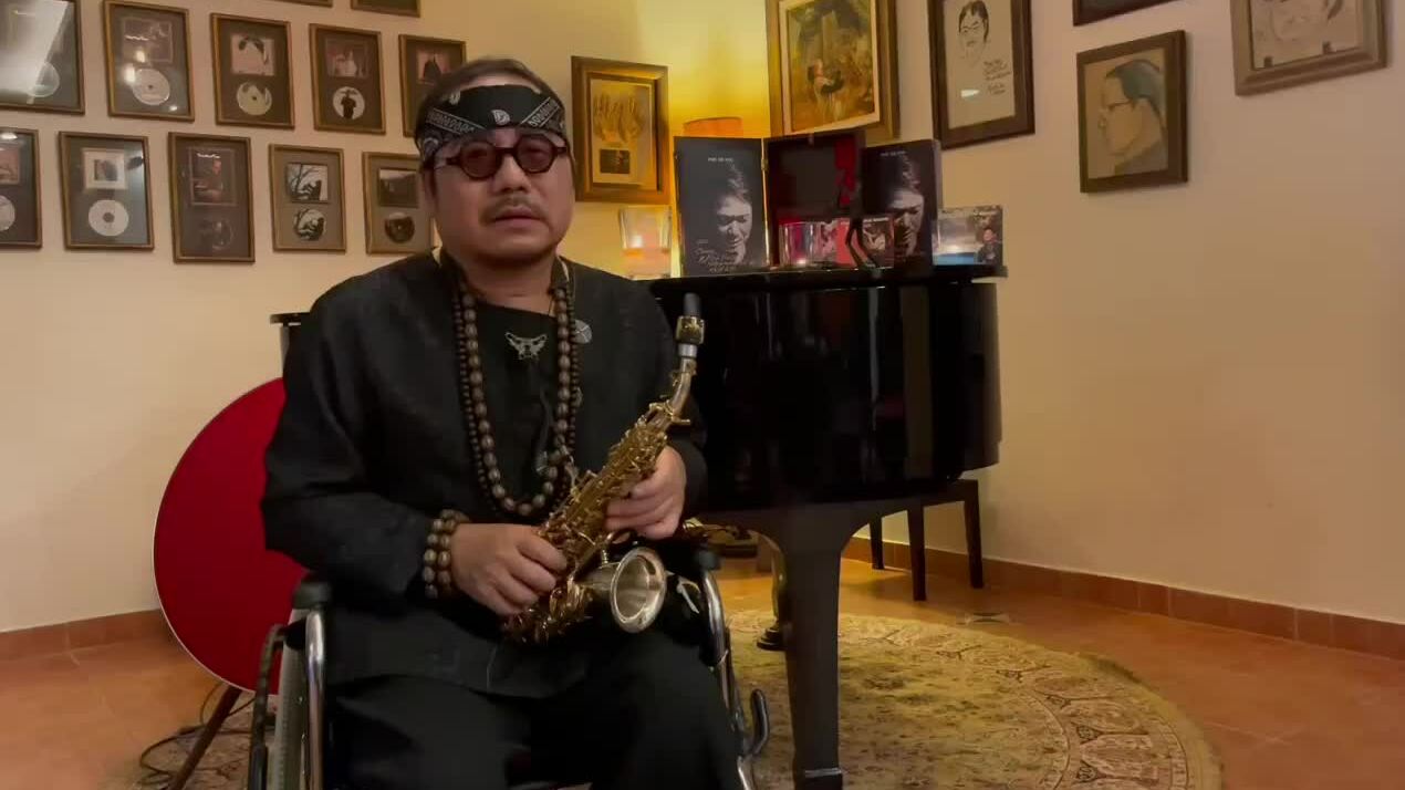 Trần Mạnh Tuấn thổi saxophone tiễn biệt nhạc sĩ Phú Quang