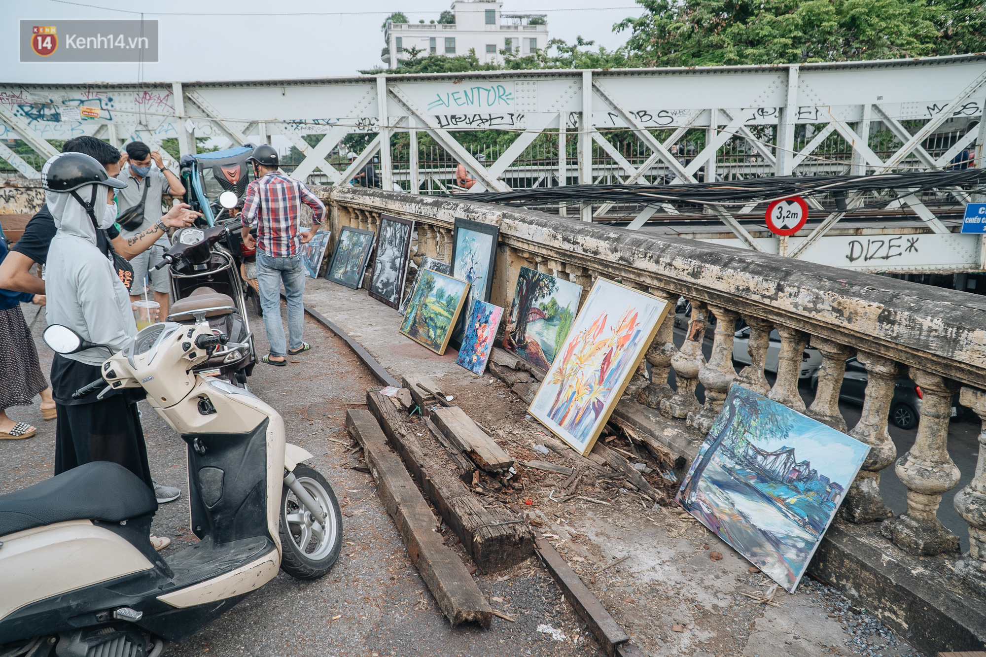 Gặp người họa sĩ già bày bán tranh trên cầu Long Biên: Tôi vẽ tranh, bán với mức giá bình dân, trừ tiền màu, họa phẩm, vẫn còn chút đong gạo - Ảnh 1.