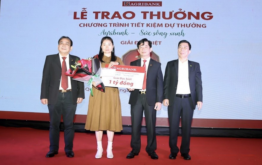 Agribank trao giải thưởng 1 tỷ đồng chương trình tiết kiệm “Agribank - Sức sống xanh” tại Quảng Bình