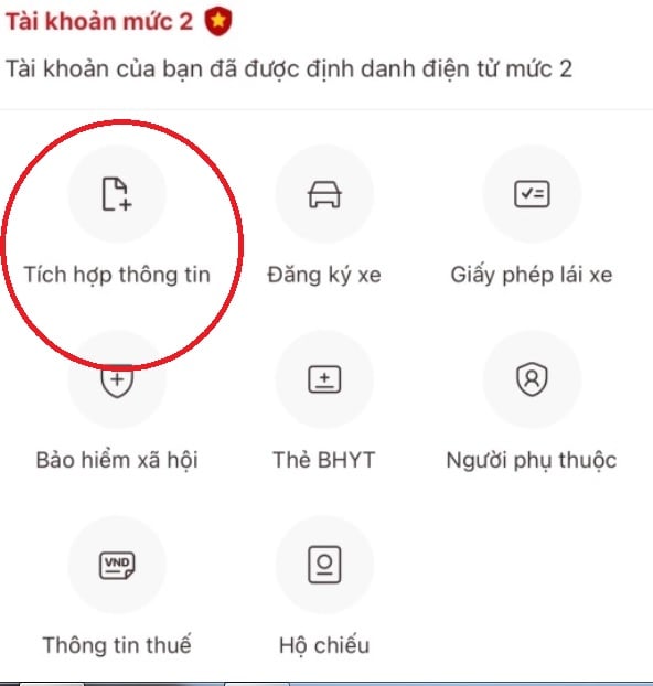 Người dân đã có thể tự tích hợp GPLX và BHYT tại nhà qua ứng dụng VNeID