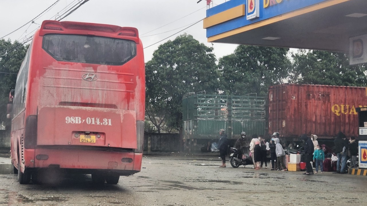 Hà Tĩnh: Người dân đón xe rời quê trong mưa lạnh - ảnh 7