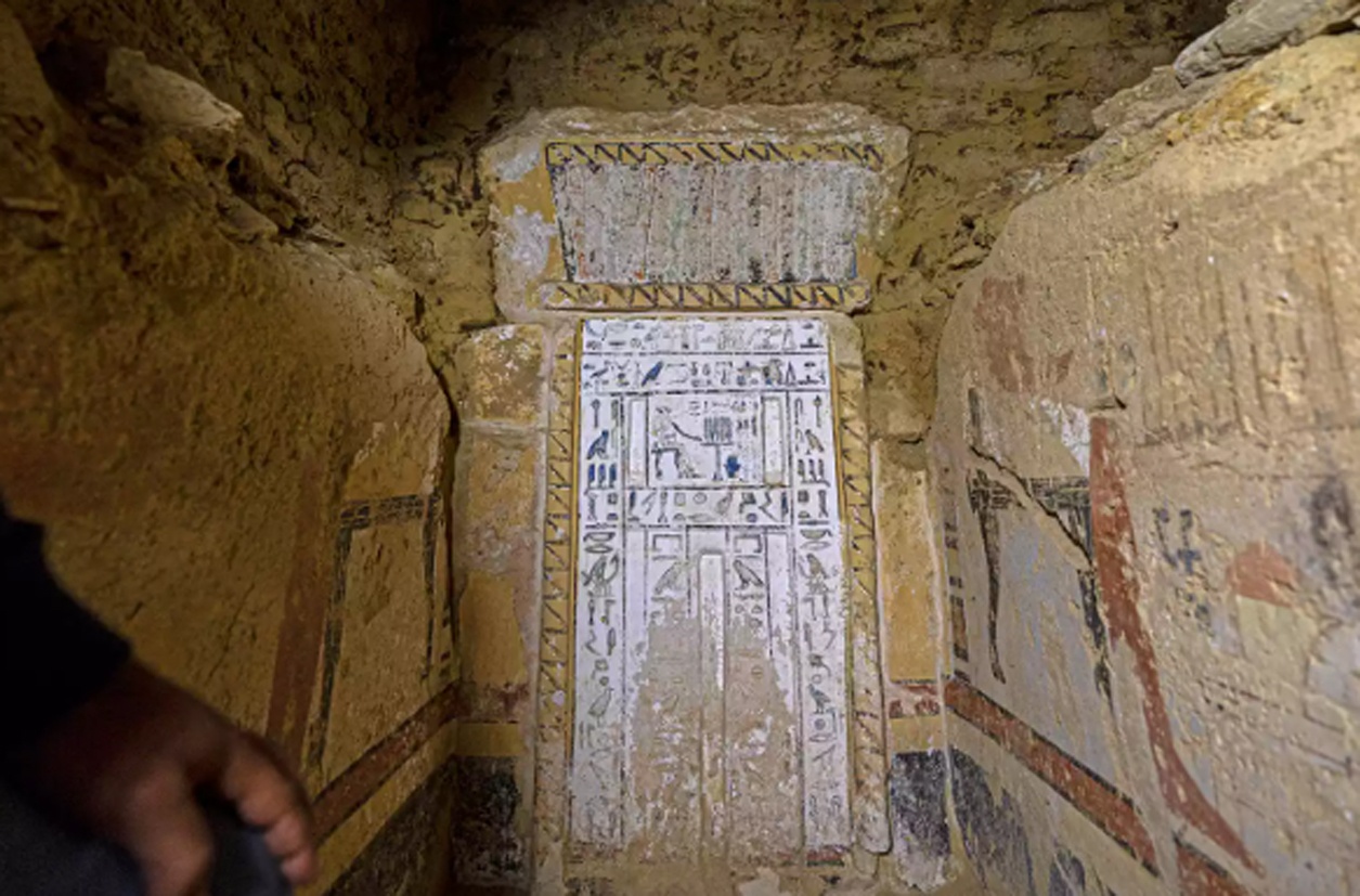 Phát hiện xác ướp 4.300 năm tuổi phủ vàng ở Ai Cập - ảnh 1