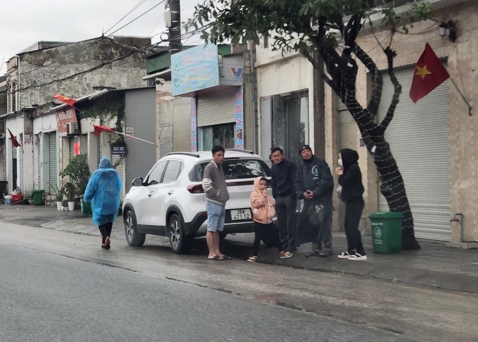 Hà Tĩnh: Người dân đón xe rời quê trong mưa lạnh - ảnh 9