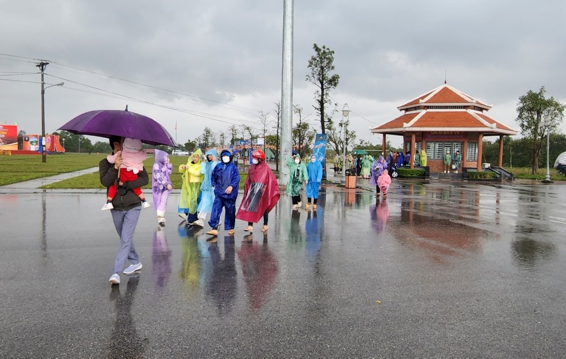 Người người đội mưa trẩy hội chùa Hương Tích - ảnh 1