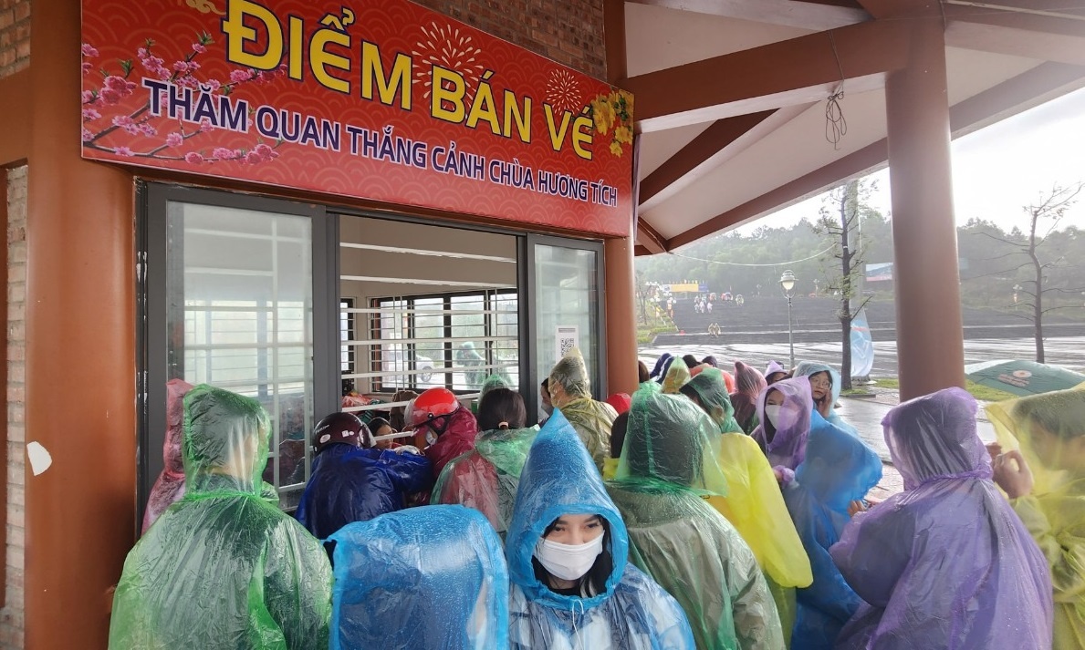 Người người đội mưa trẩy hội chùa Hương Tích - ảnh 3