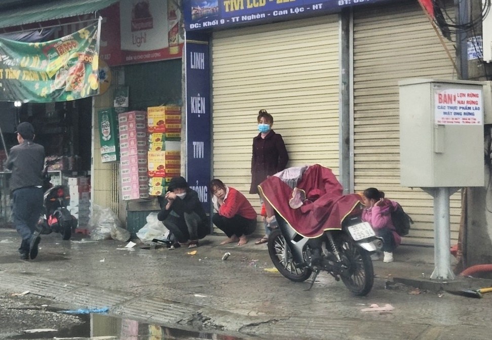 Hà Tĩnh: Người dân đón xe rời quê trong mưa lạnh - ảnh 11