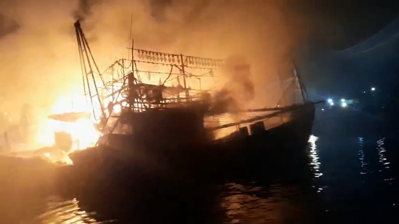 Đà Nẵng: Cháy 3 tàu cá của ngư dân Quảng Ngãi đậu ở âu thuyền Thọ Quang - ảnh 3