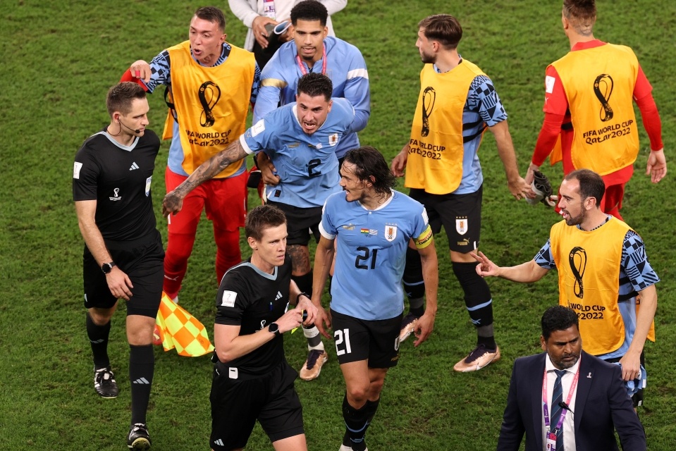 FIFA cấm thi đấu 4 cầu thủ Uruguay vì gây hấn trọng tài ở World Cup 2022 - ảnh 1
