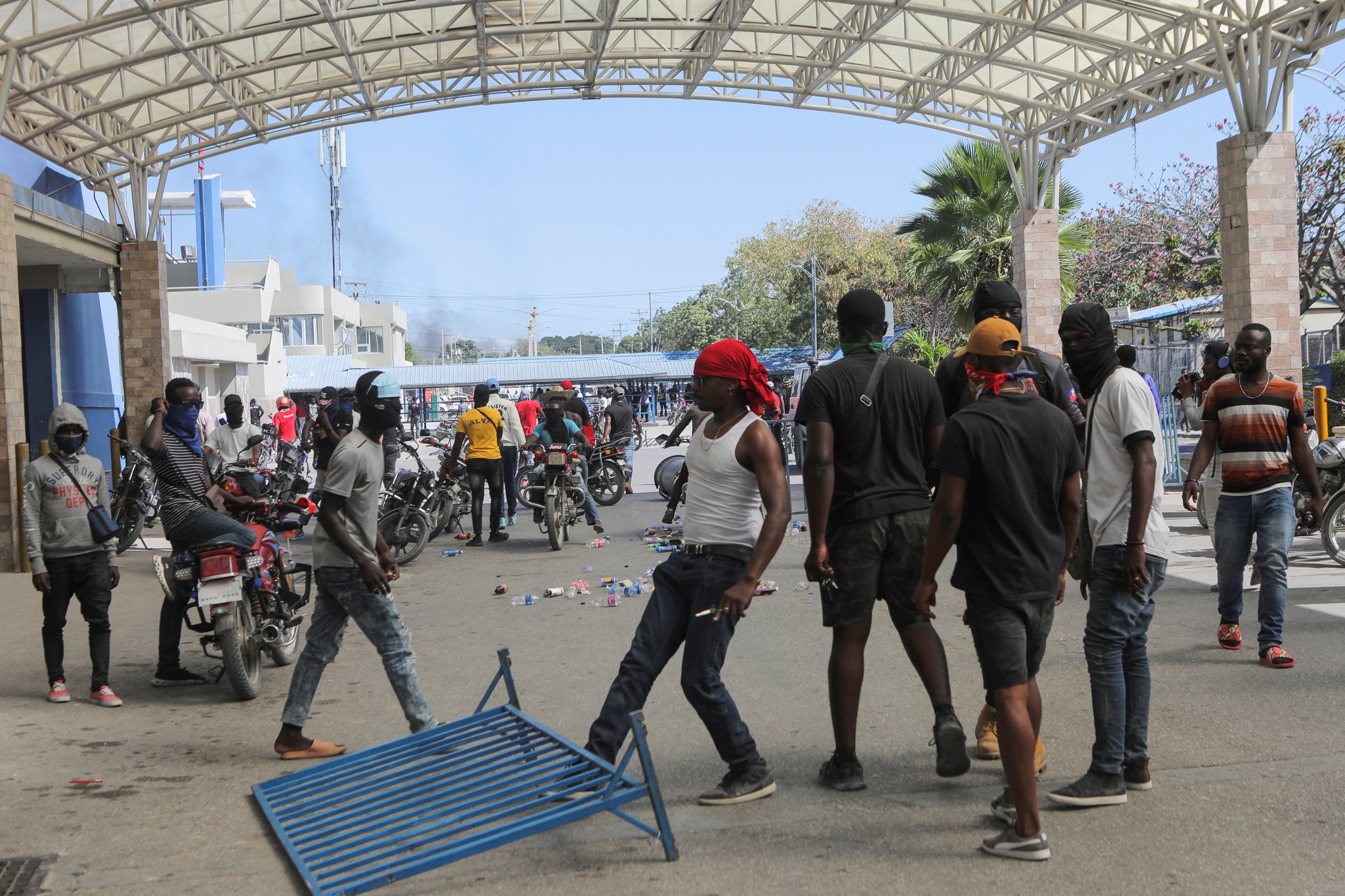 Cảnh sát phong tỏa đường phố, xông vào sân bay chính ở thủ đô Haiti - ảnh 1