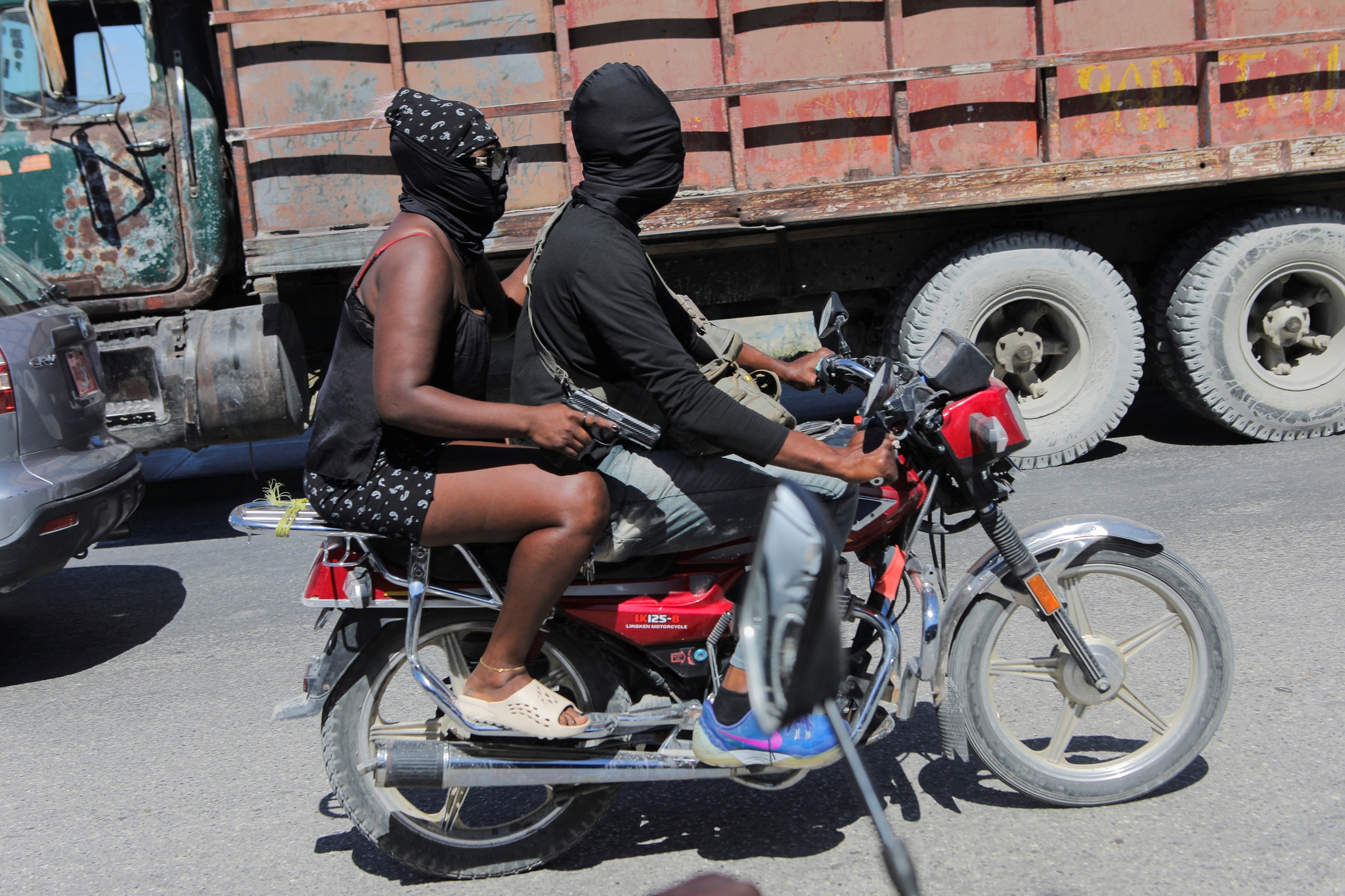 Cảnh sát phong tỏa đường phố, xông vào sân bay chính ở thủ đô Haiti - ảnh 2