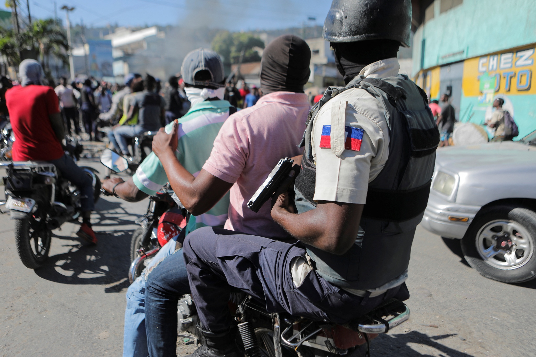 Cảnh sát phong tỏa đường phố, xông vào sân bay chính ở thủ đô Haiti - ảnh 3