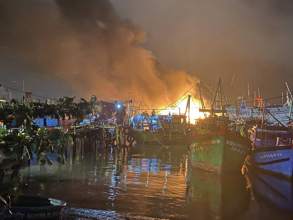 Đà Nẵng: Cháy 3 tàu cá của ngư dân Quảng Ngãi đậu ở âu thuyền Thọ Quang - ảnh 2